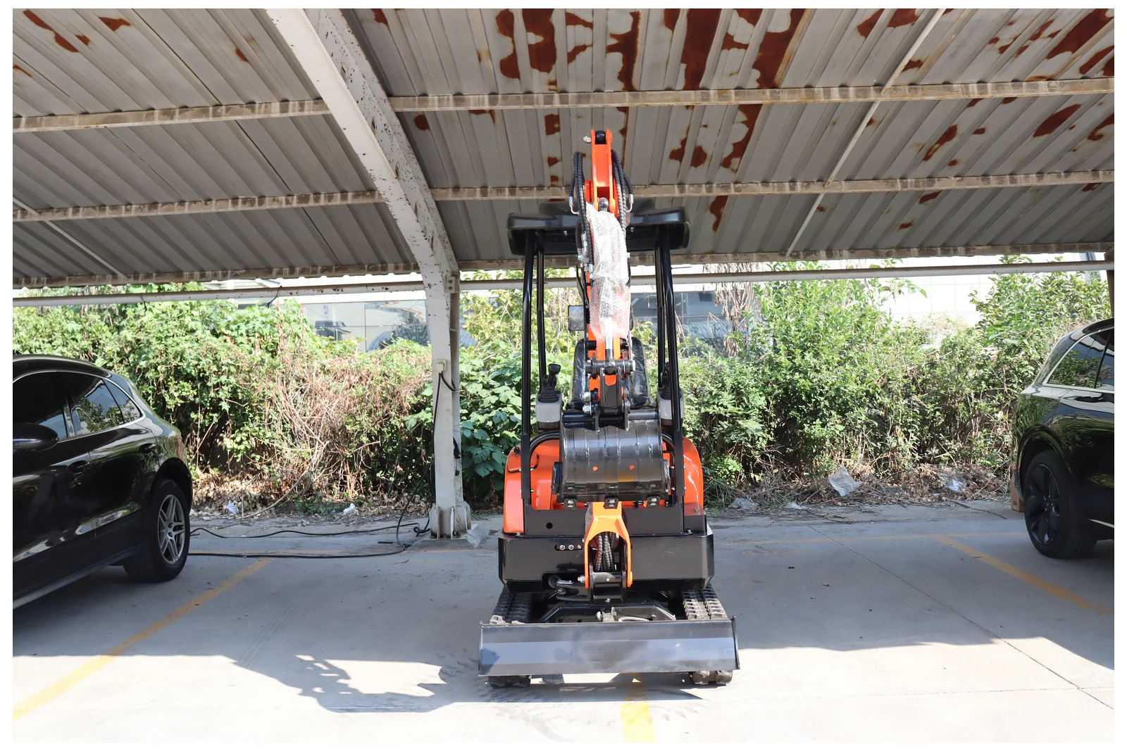 WE15 1.5 t mini excavator — side photograph